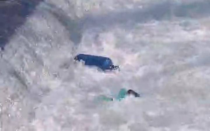 Una bombola di gas nel fiume: intervengono i vigili del fuoco