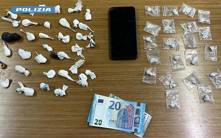Sorpreso con 57 involucri di cocaina: va ai domiciliari