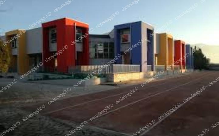 Furto nella notte nella scuola di via Manzoni: asportati oltre 15 computer