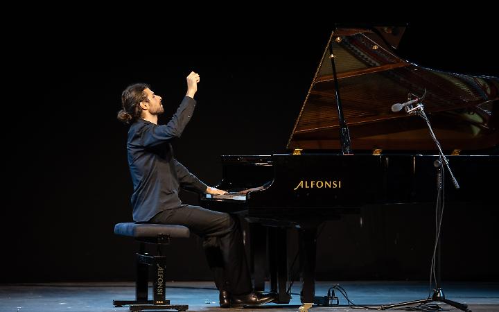 Dalla Ciociaria al Festival: il pianoforte del maestro Simoni vola a Sanremo