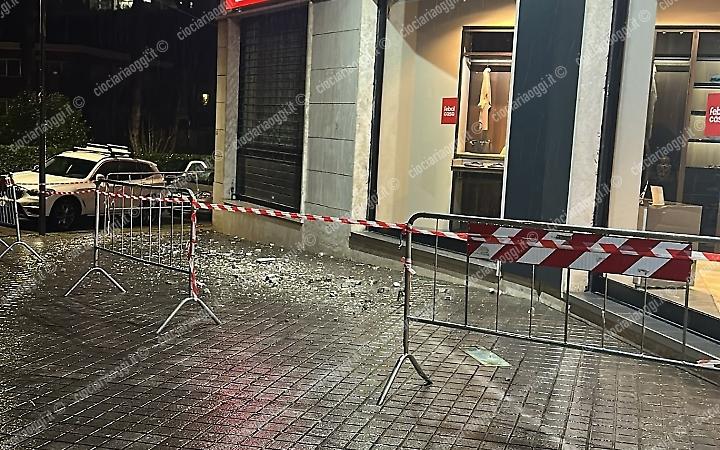 Crolla la cornice da uno stabile residenziale. Paura a Cassino