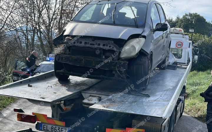 Auto esce di strada e si ribalta