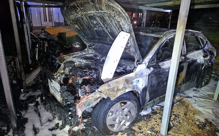 Auto in fiamme nella notte