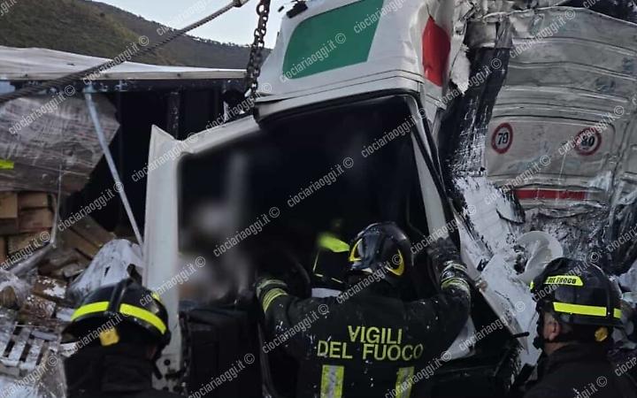 Scontro mortale fra due camion, la vittima &egrave; Costantino Mangoni