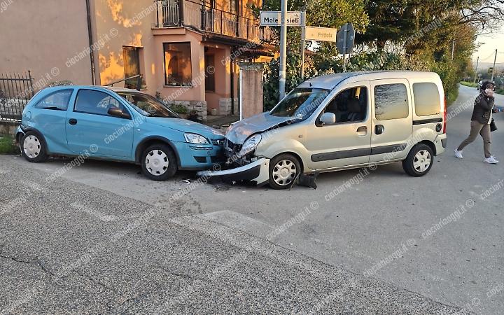 Incidente tra due auto in via Latina: una donna finisce in ospedale 