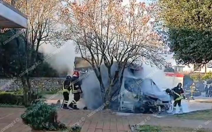 Tecchiena, furgone in fiamme. Paura per l'autista