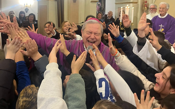 Tre comunit&agrave; in festa. L&rsquo;abbraccio al vescovo Marcian&ograve;