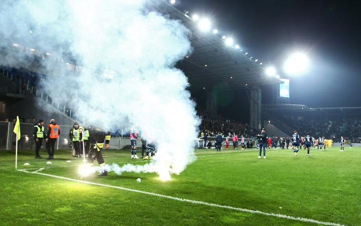 Petardo in campo in Frosinone-Pescara dal settore ospiti: caos in campo