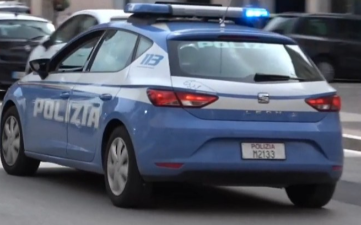Fingeva di essere un agente con una paletta contraffatta: denunciato dalla polizia
