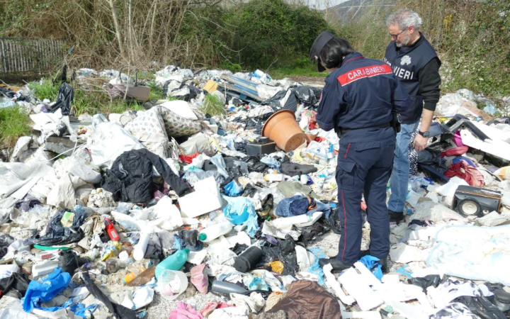 Discarica a cielo aperto: sequestrata un'area di 800 mq