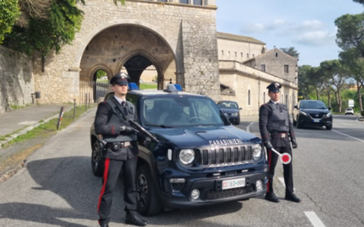 Sequestra la compagna e la minaccia di morte con un machete