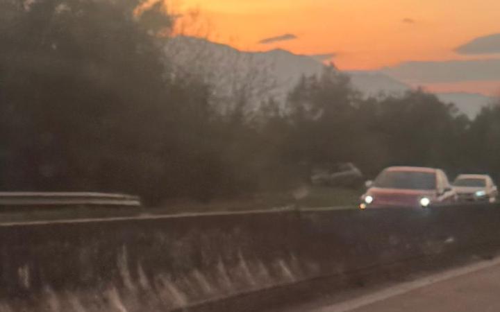 Incidente in superstrada, auto finisce fuori strada