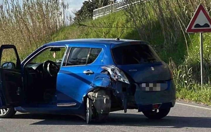 Incidente sulla Casilina, scontro tra un'auto e un furgone: tre i feriti