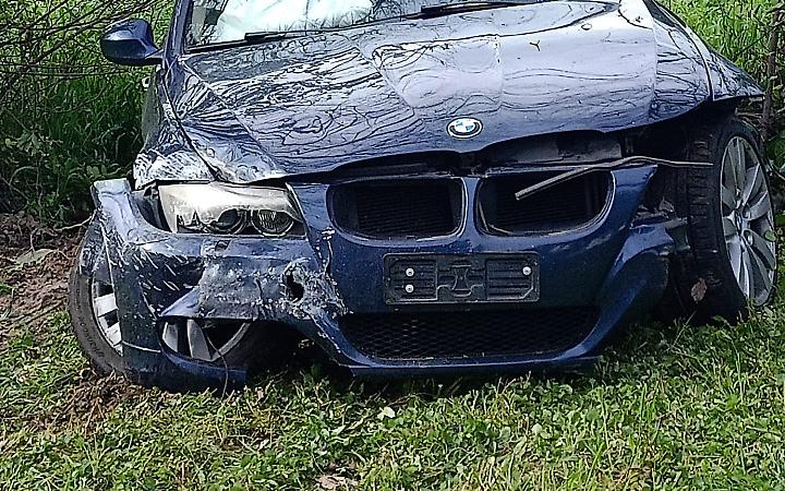 Finisce contro un muro con l'auto. Ferito un ventiquattrenne