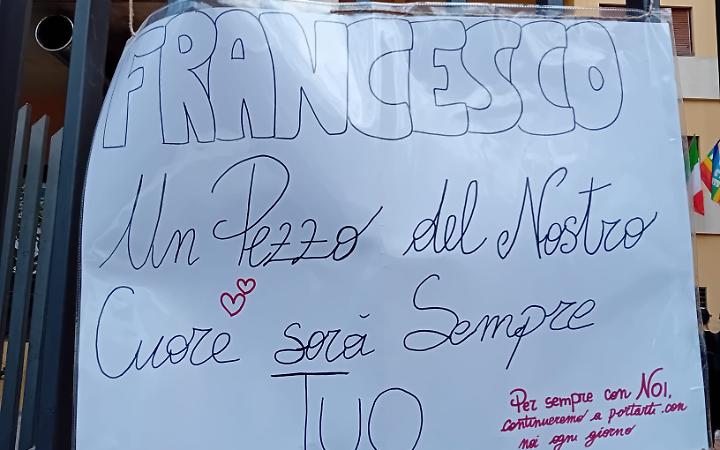 Il messaggio di cordoglio dei compagni di scuola a Francesco