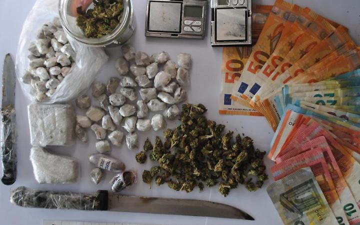 Cento dosi di cannabinoidi e contanti in casa: arrestato un giovane