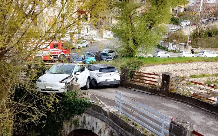 Frontale tra due auto: sfiorata una tragedia