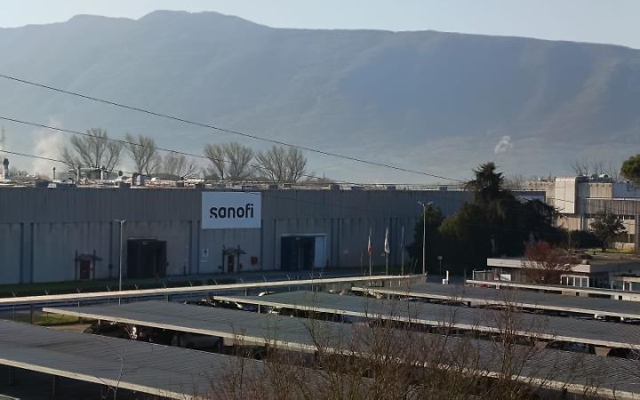 Incendio notturno allo stabilimento della Sanofi: accertamenti in corso