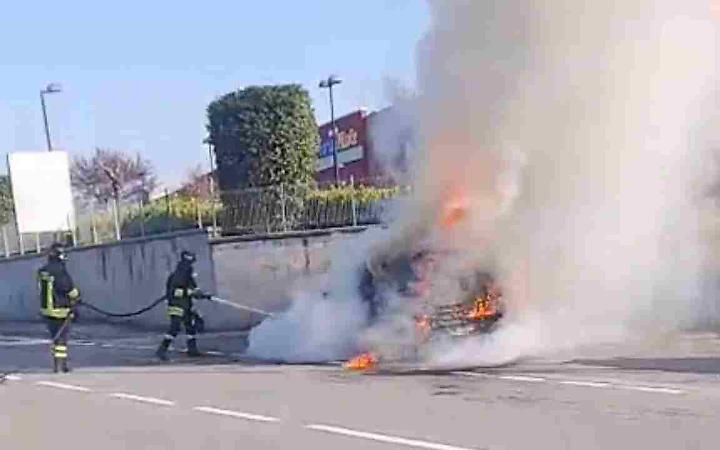 Frosinone, auto in fiamme vicino al Dream Cinema: le immagini