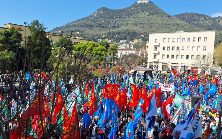 Tutti in piazza per salvare il salvabile