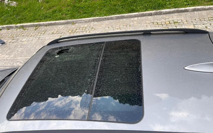 Sassi da Civita sulle automobili