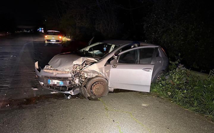 Perde il controllo dell'auto e finisce contro lo spartitraffico: grave una donna di 69 anni