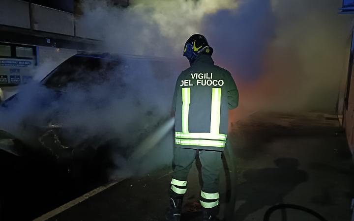 Paura in via Po per un furgone in fiamme
