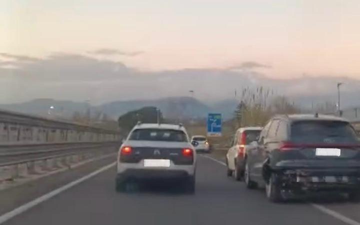 Incidente stradale nell'area industriale: tre veicoli coinvolti