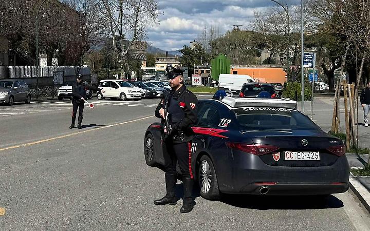 Aggredita, precipita dalle scale. Il compagno in manette