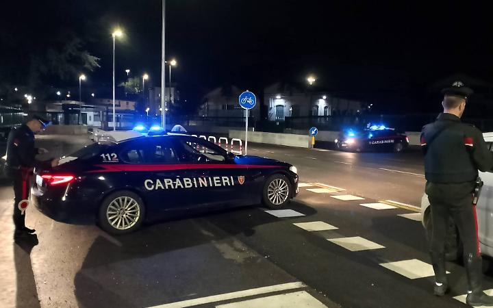 Controlli serrati dei carabinieri in strada e in attivit&agrave; commerciali: i provvedimenti