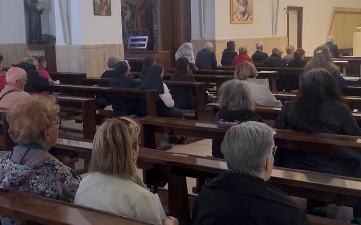 Le comunit&agrave; rispondono. Tanti fedeli in preghiera