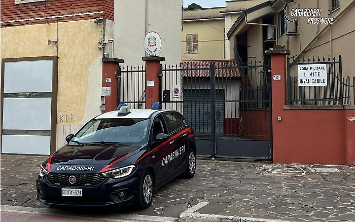 Infrange le vetrine e ruba due computer da un negozio. Denunciato