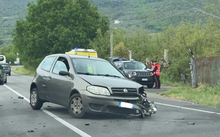 Scontro tra due auto: conducenti in ospedale