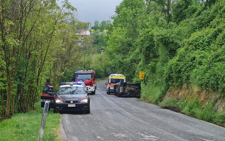 Auto si ribalta, paura per il conducente