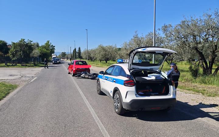 Incidente tra auto e moto. Ferito un trentenne