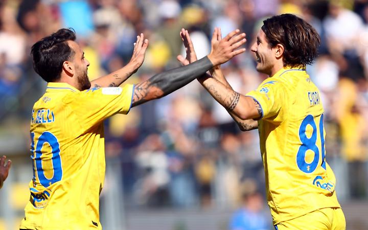 Il Frosinone cala il tris contro la Carrarese e sogna ancora