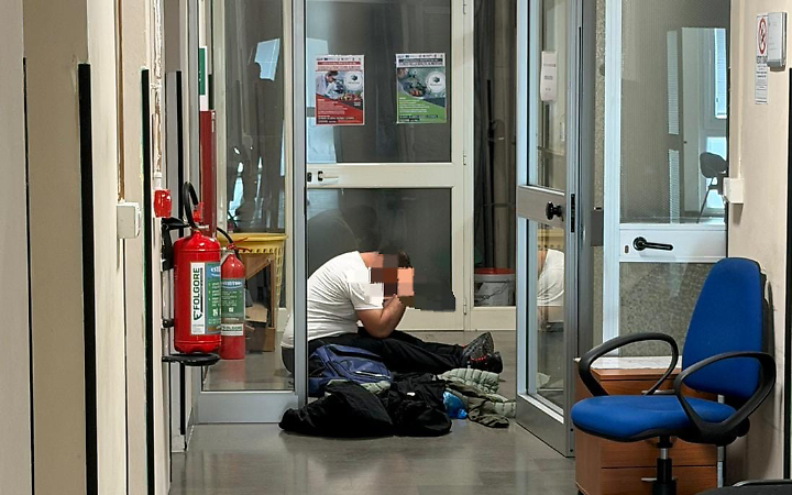 Un uomo senza fissa dimora blocca gli uffici dell'assessorato e minaccia il personale