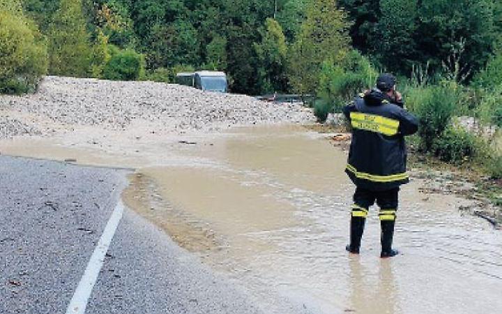 Operaio accoltellato mentre lavora al ripristino di una strada franata