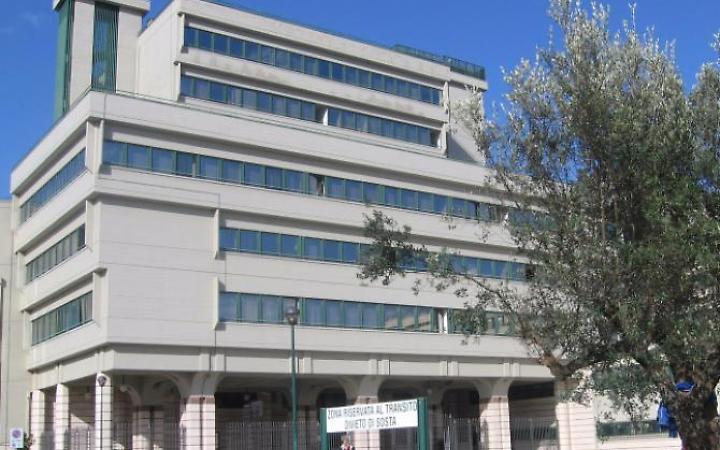 Spinge il padre dalle scale mentre sconta i domiciliari a casa dei suoi