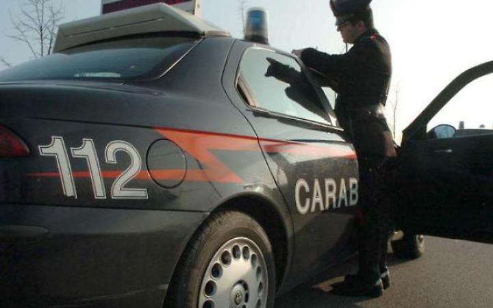 Finisce con l'auto contro il palo della corrente elettrica e lo abbatte