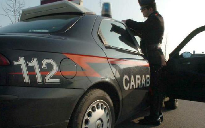 Entrano a scuola e rubano i soldi dei distributori automatici