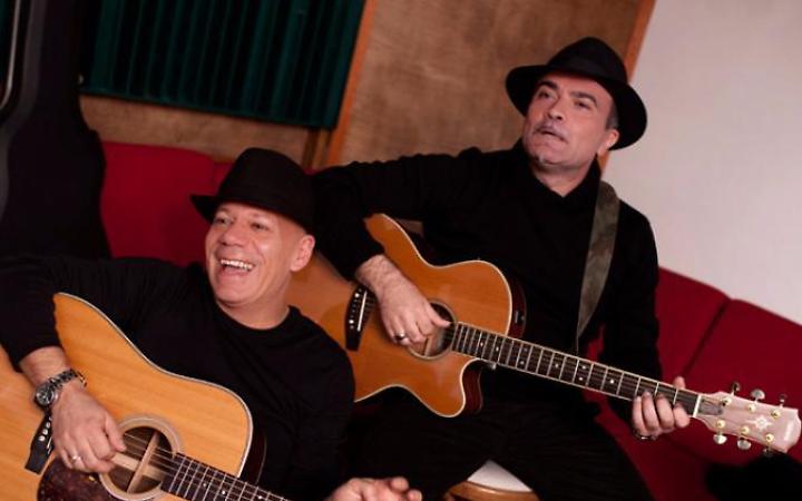 I ragazzi di Amici e gli Audio 2 per festeggiare in patrono del paese