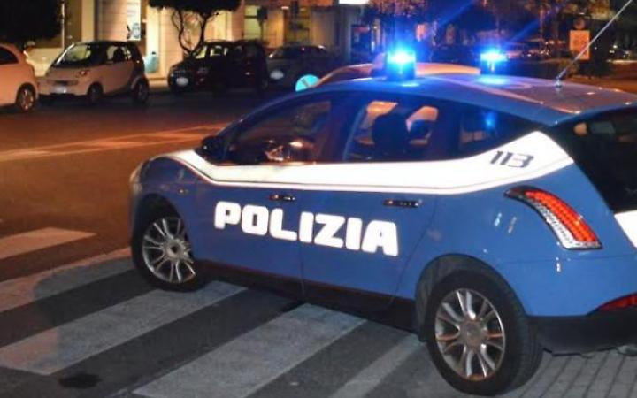 Posti di blocco e verifiche nei negozi, i controlli della polizia