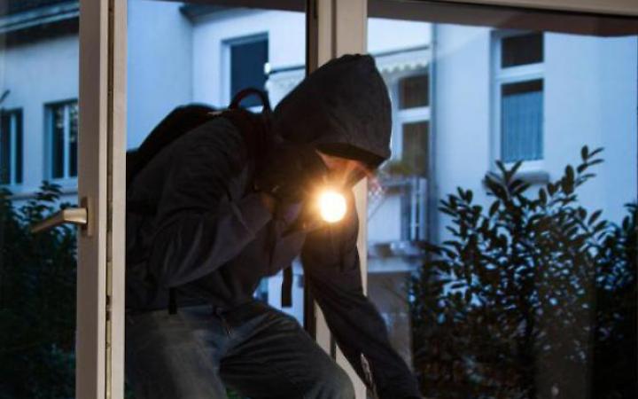 I ladri fanno irruzione in casa, lei si chiude dentro