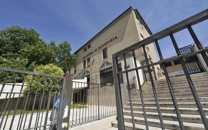 Pistola giocattolo in classe: genitori allontanati dal paese