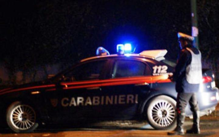 Lanciano bottiglie infiammabili su un terrazzo: indagini in corso dei carabinieri