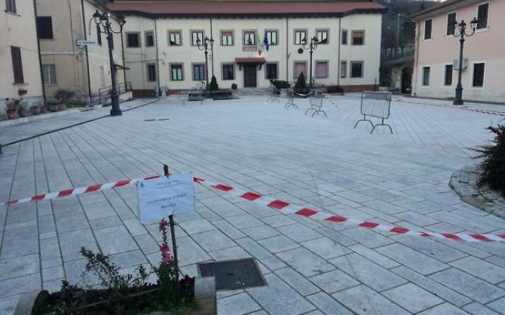 Piazza chiusa ai pedoni per colpa del gelo
