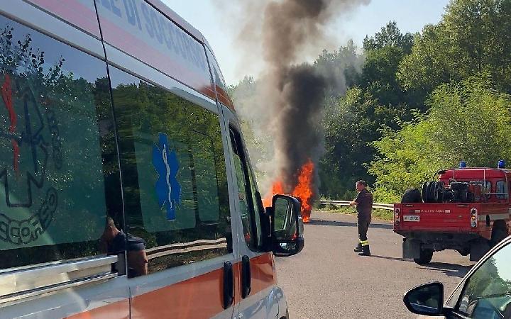 Prende fuoco l'auto: famiglia salva per miracolo dopo la grande paura