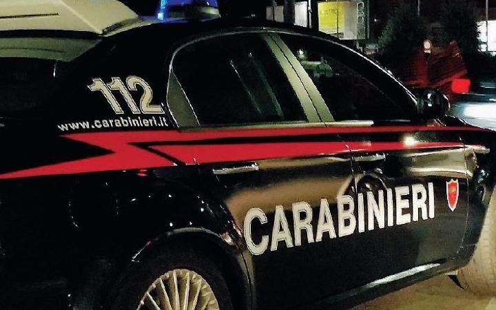 Furto di auto e rapine con coltello e pistola: nei guai un 20enne e un 17enne