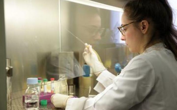 Scienza: indagine, 1 italiano su 2 ritiene che donne abbiano limiti sul lavoro